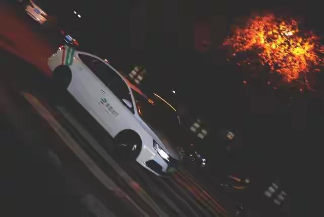 为救断指乘客闯红灯被撞，司机为何担全责，情与法的困局如何破?
一则