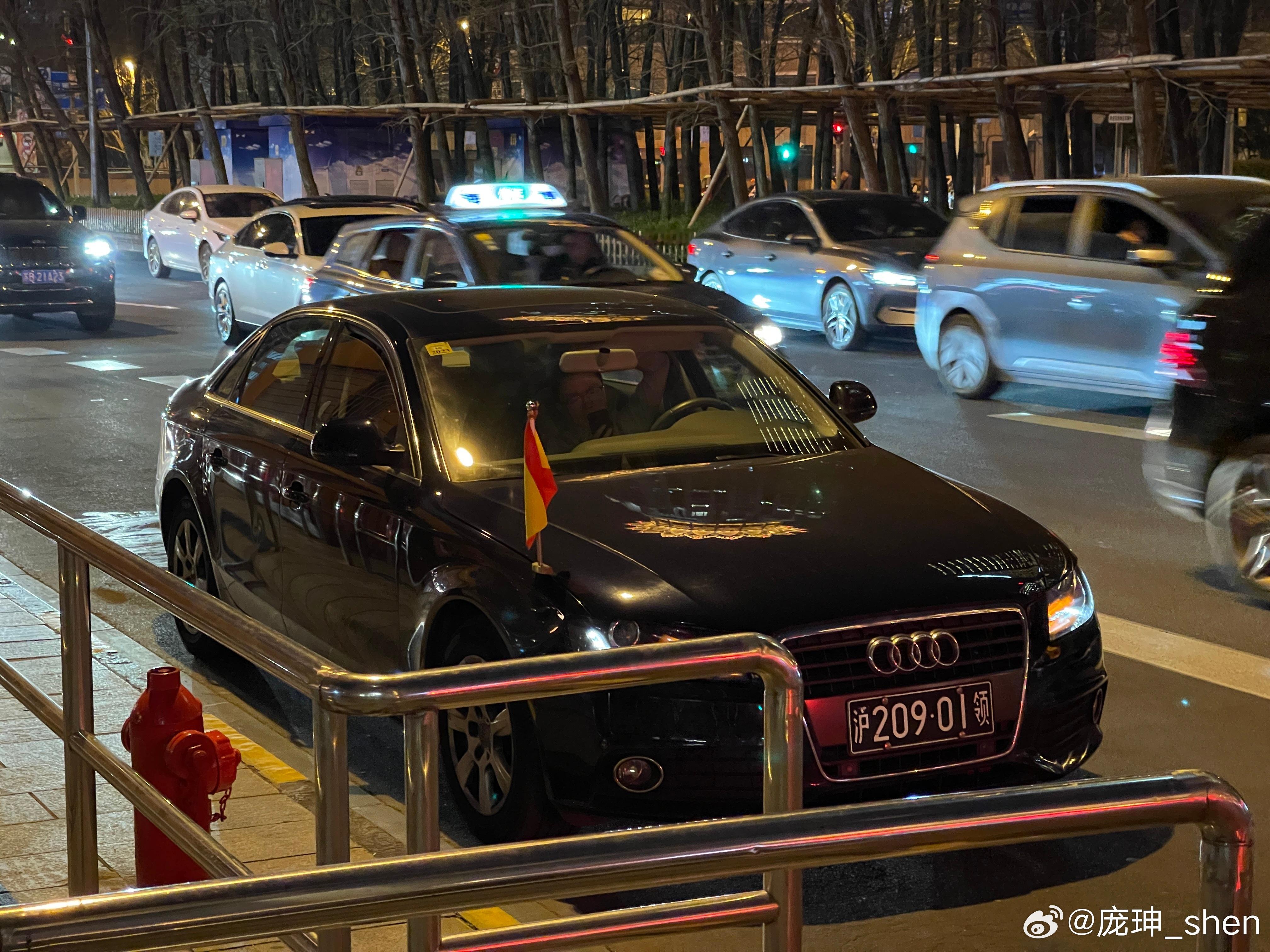 西班牙上海领事馆竟然这么勤俭持家，1号车还在用老A4，相比之下，意大利上海领事馆