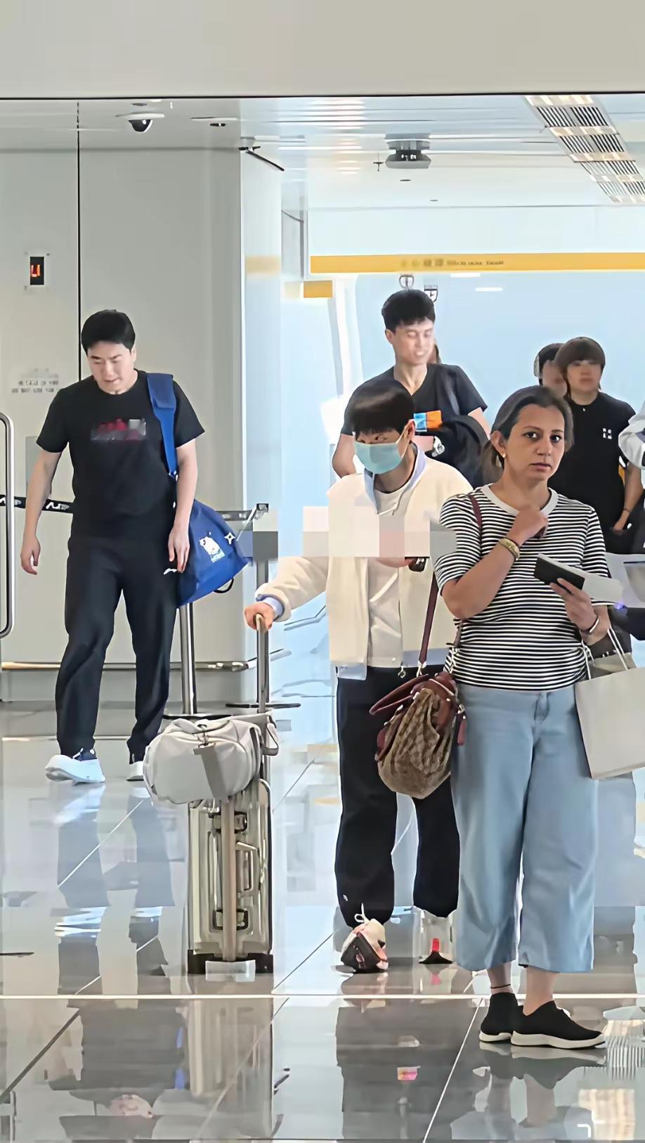 已经刷到莎头等人平安飞抵香港转机的画面了，但是刷了半天，没有刷到曼昱在香港转机的