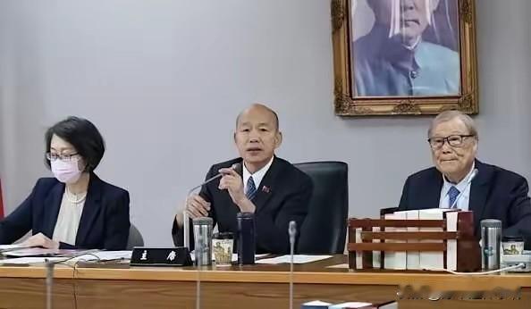 撕下中立伪装！韩国瑜当众炮轰同僚，揭开台湾所谓协商民主的假象

笔者ahwwxb