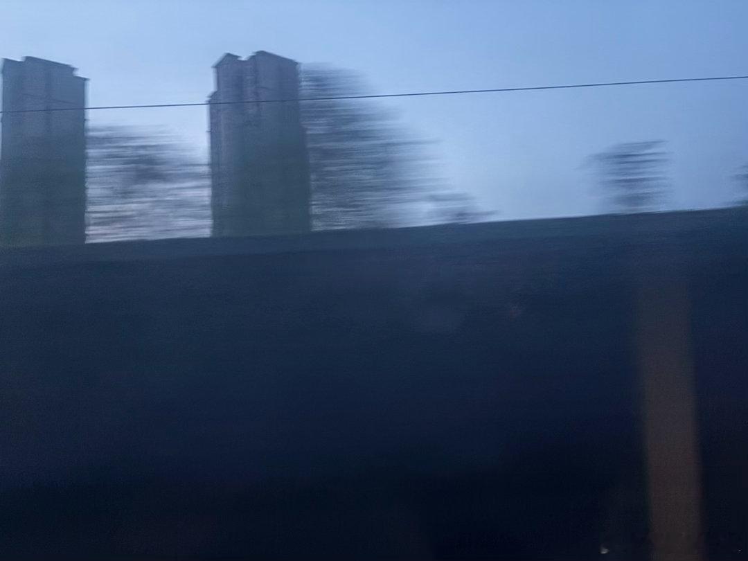 很久不坐火车了，竟然有一种朦胧的迷离感，此时是凌晨5点，乘客都在熟睡，只有我在小