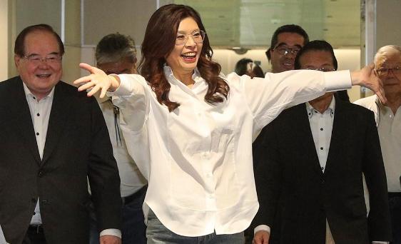 郑丽文离京返台，国民党“敲锣打鼓”般接机，和出发时的情况完全不一样！

4月12