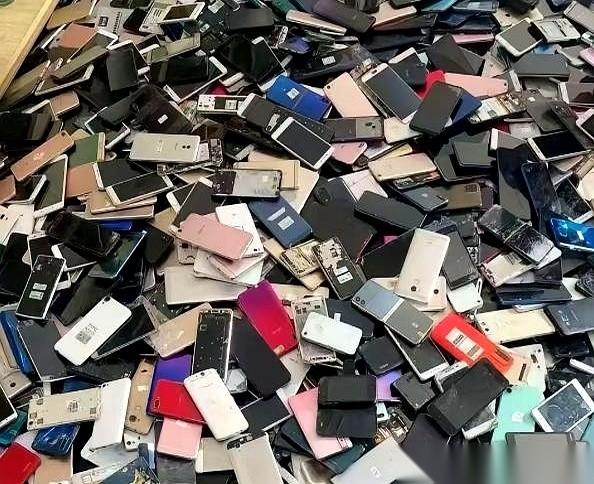 高价收手机这事儿，千万别碰。
他们嘴里说的“提炼黄金”，从头到尾就是个幌子。真正