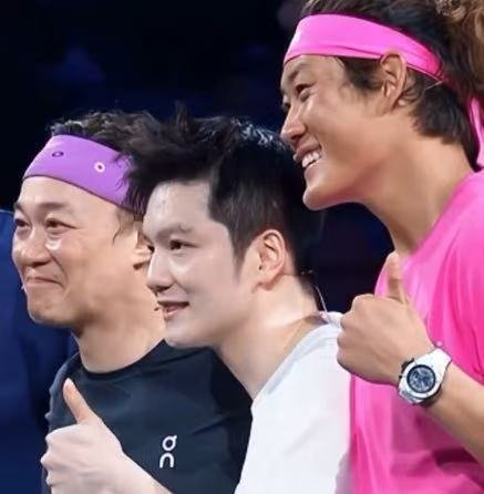 樊振东不愧隐藏K歌达人，直言《K歌之王》超好听，粤语唱腔超惊艳，连原唱陈奕迅都双