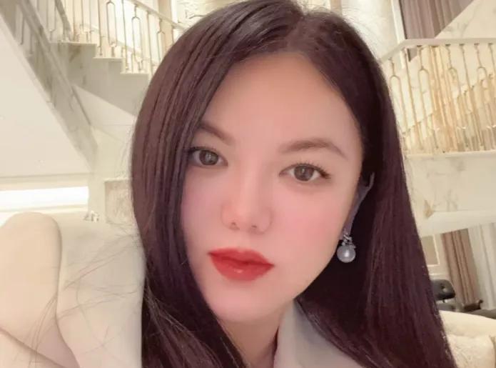 李湘全平台账号突然被禁止关注，引起网友热议。毕竟李湘平时除了晒照晒生活，也没干别