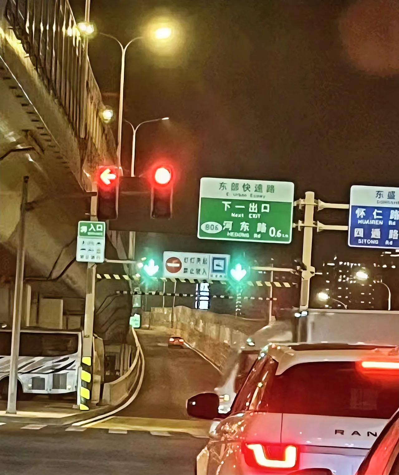 取消免费停车位，改成收费的，美其名曰：盘活2.4万个停车位；
       环岛