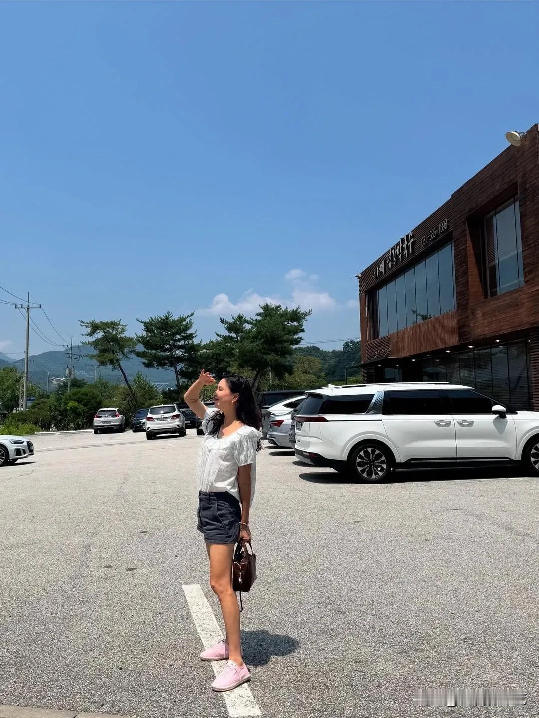 8日，演员高小英在自己的Instagram上上传了多张照片。公开的照片中，高小英