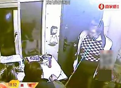 200 斤女子强行发生关系，60 岁大爷无奈表示：她太壮实了，我实在反抗不动。