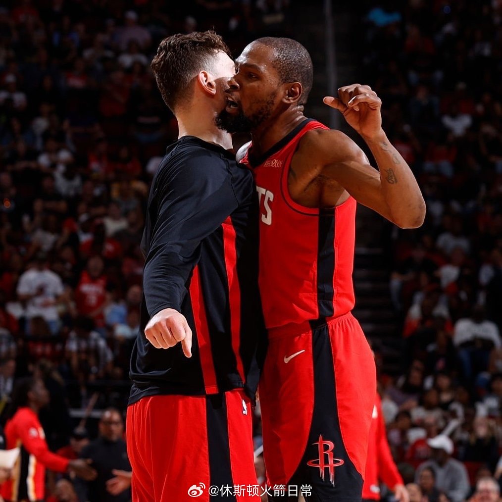 记者：“你怎么看待球队整体的进攻执行以及它最近是如何提升的？”乌度卡：“我觉得除