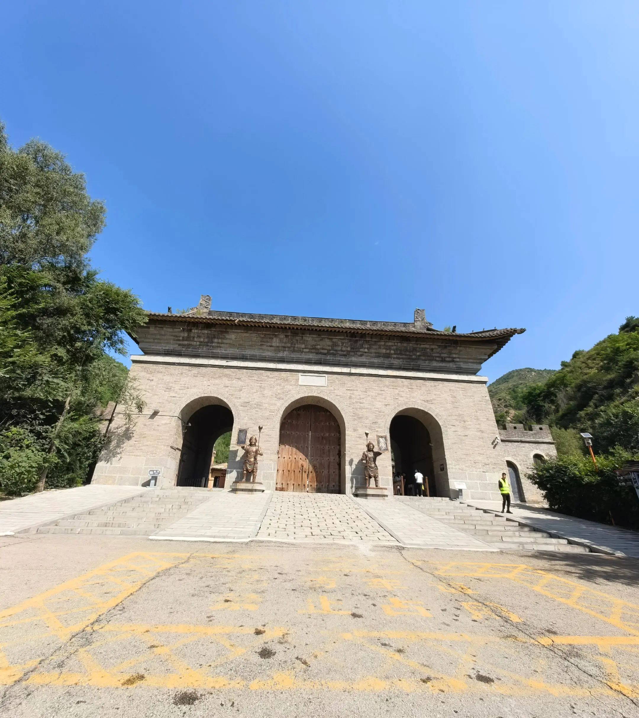 我来到了雁门关。汉人和游牧民族打了一辈子的仗，似乎都围绕着雁门关。现在...