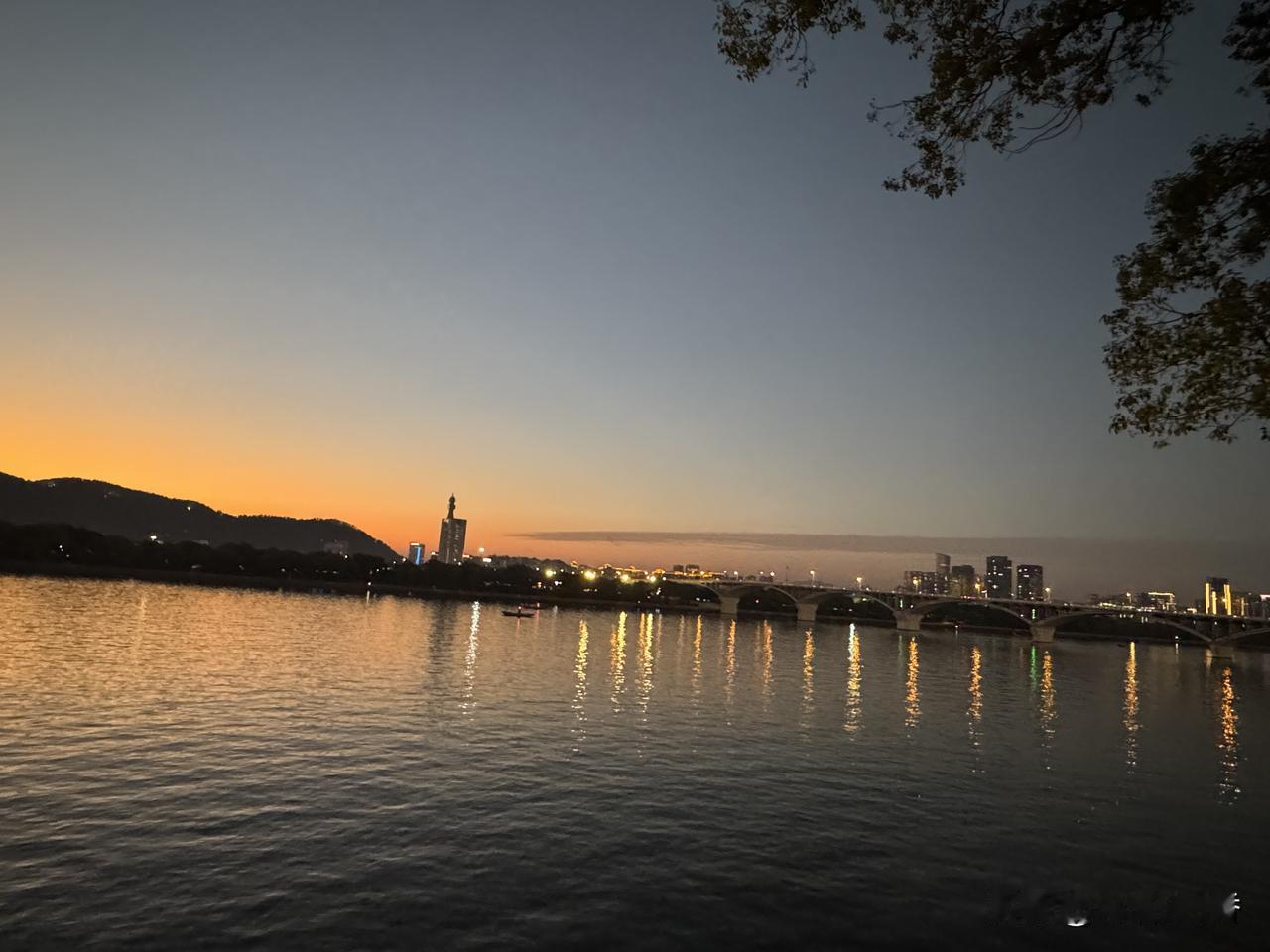 萨达姆相信他一手打造的阿拉伯半岛最强大的“百万雄师”，及其共和国卫队，后来，他发