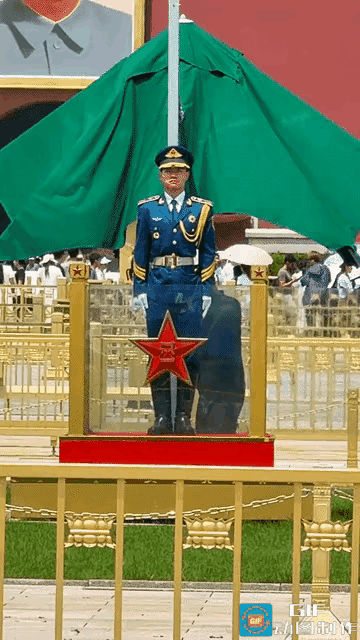 北方持续高温，天安门的黑衣人给站岗的兵哥哥打开遮阳伞