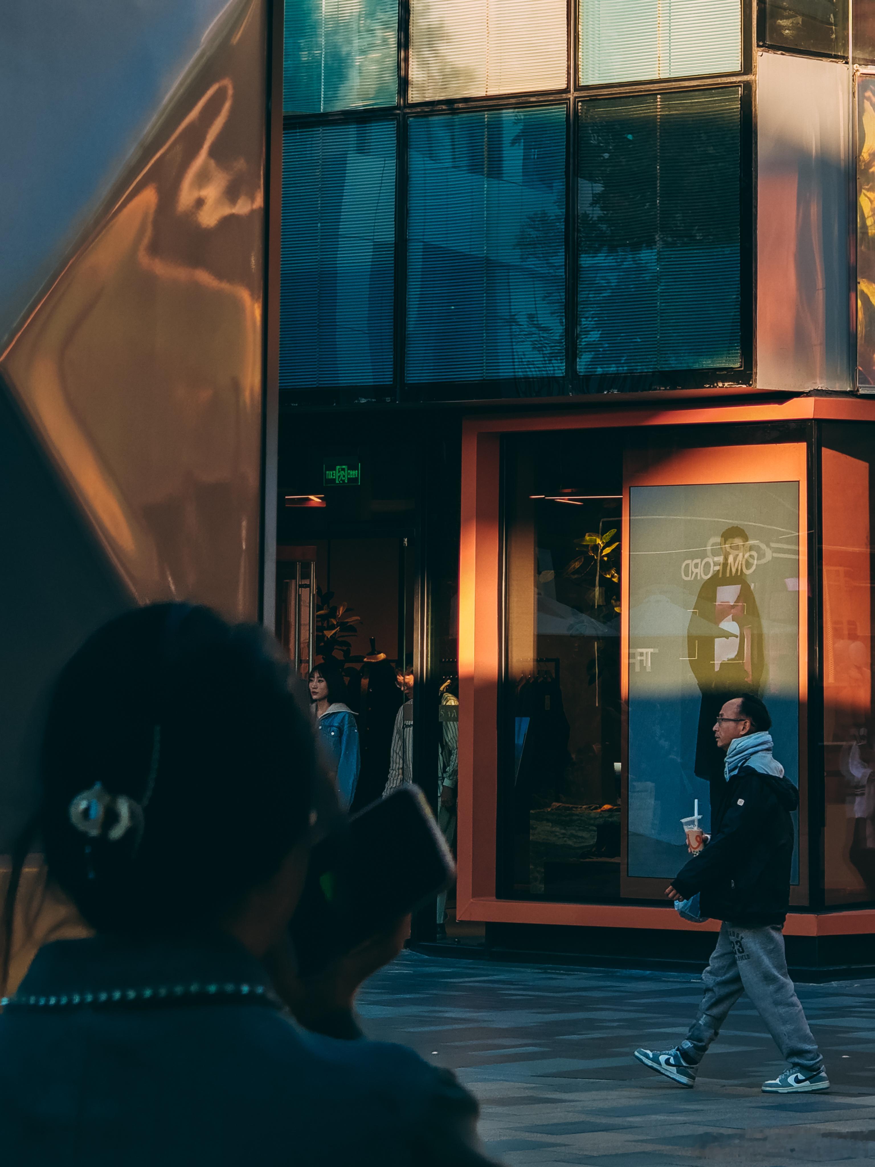 关于色彩光影与美好的随手拍扫街的意义在于那些独特的瞬间用光影和色彩来搭配生活的美