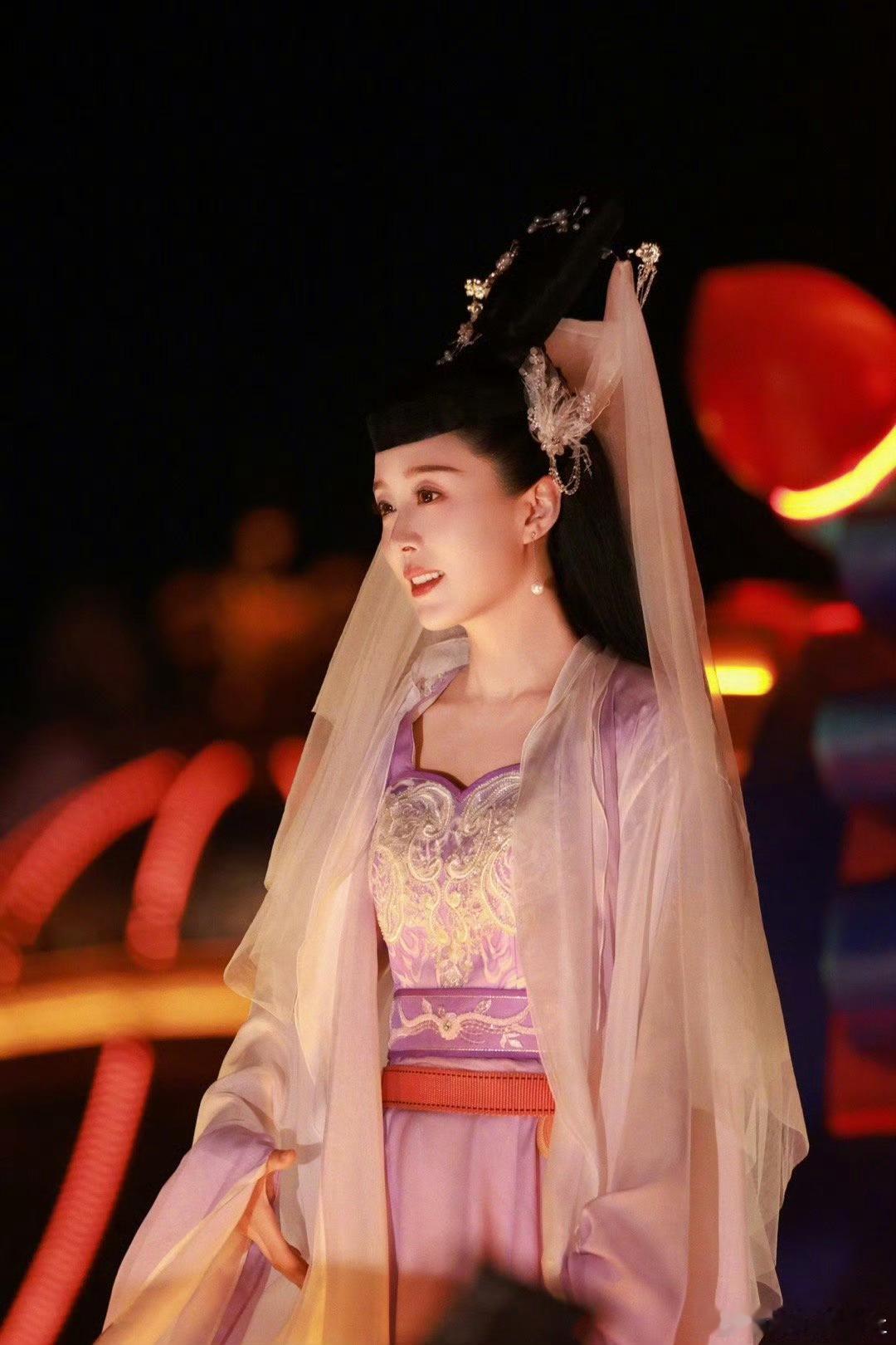 颜丹晨近期状态2025年7月13日，颜丹晨在个人微博发布复刻《宝莲灯》嫦娥造型的