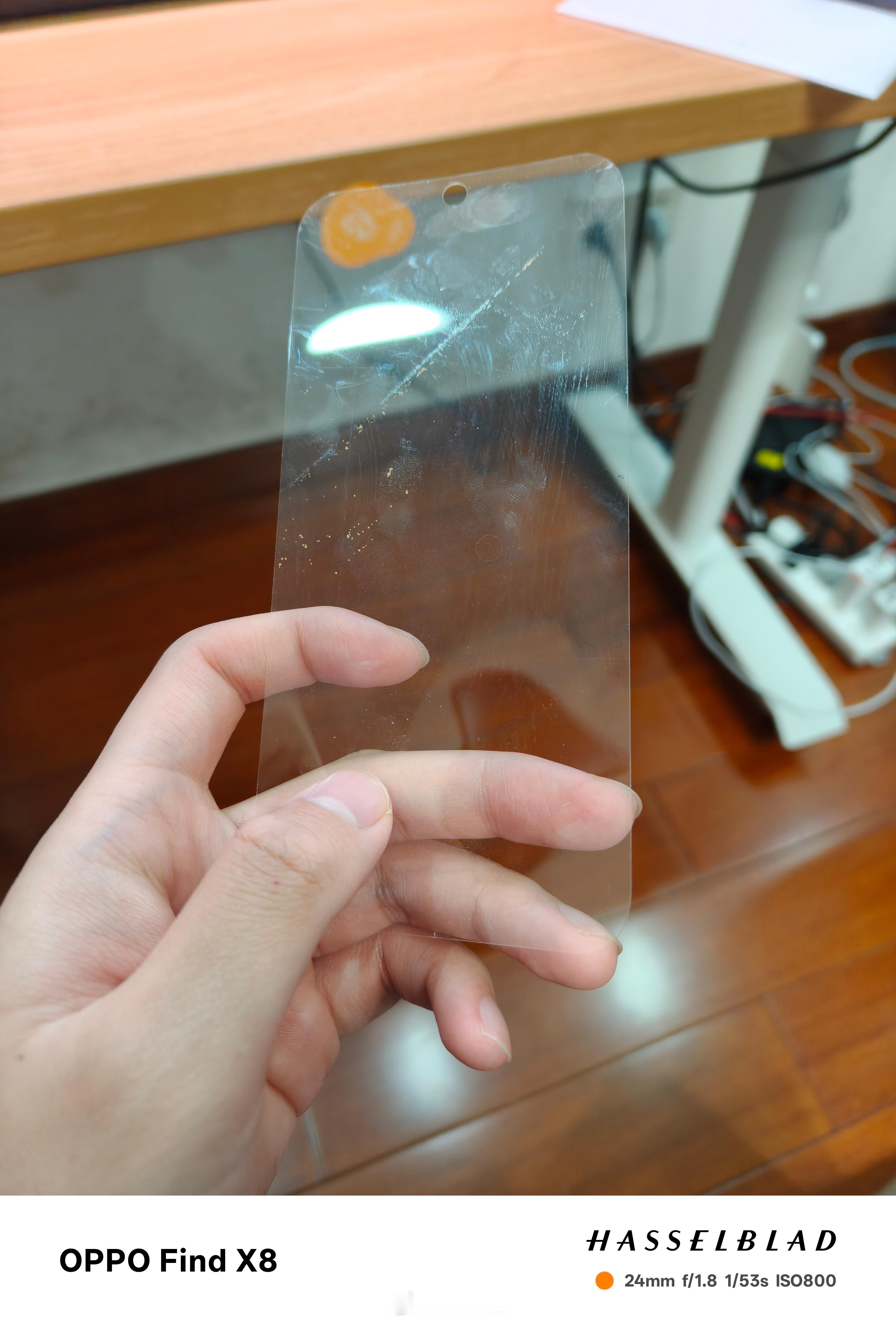 刚才给find x8贴钢化膜，撕掉原厂塑料膜的时候发现，OPPO这个自带的原厂贴