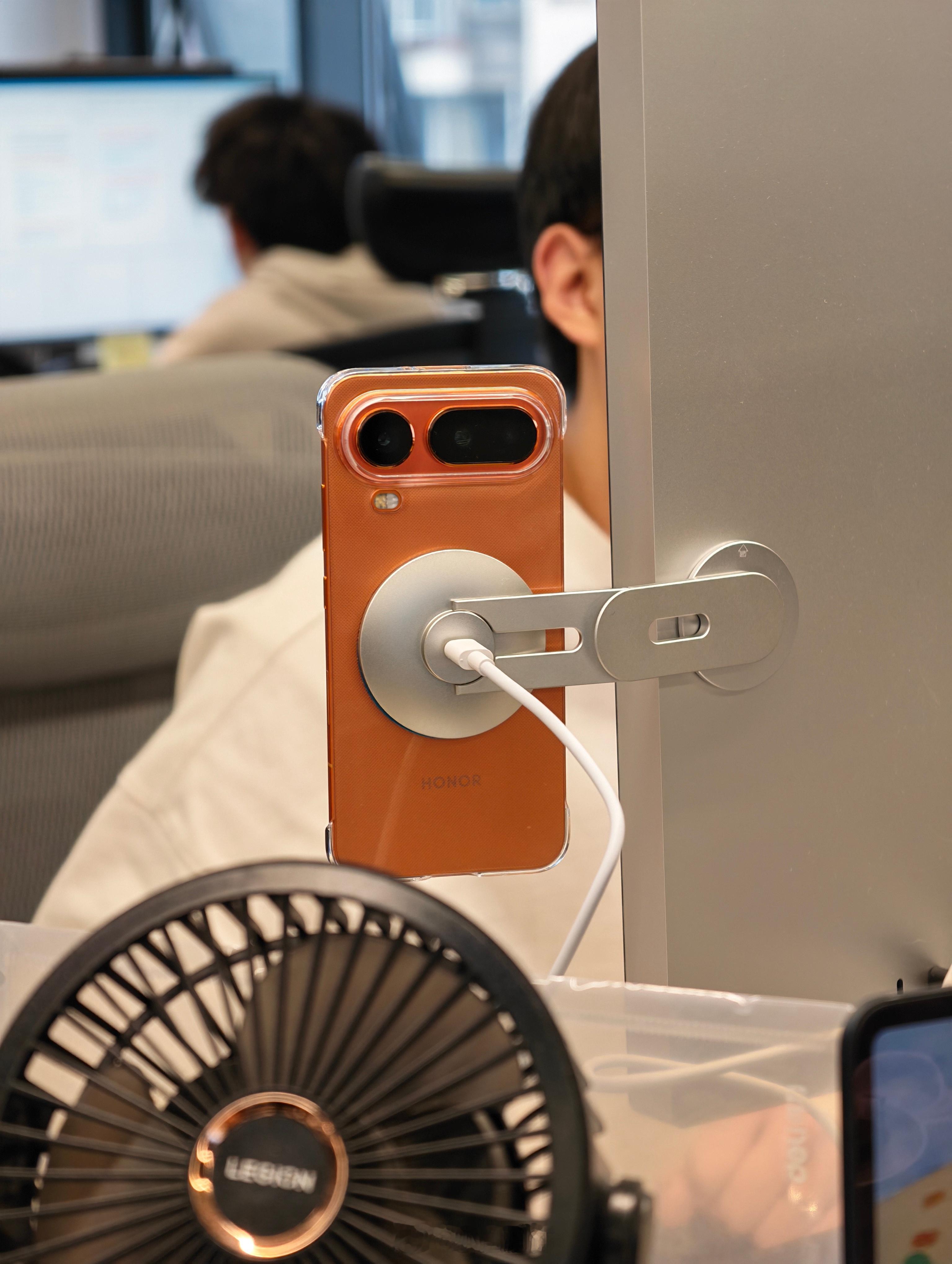 坐这儿看片子，发现对面小伙伴给显示器上架了台手机，大家平时办公学习都怎么收纳手机