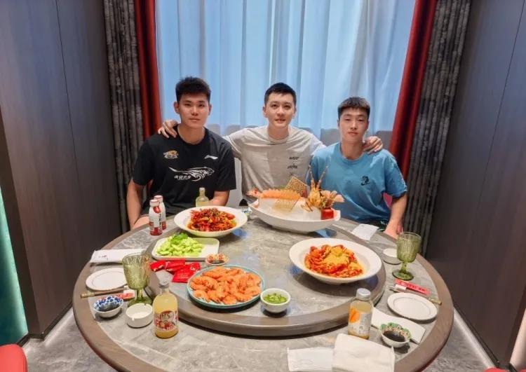 黄秋实、张俊豪被禁赛3年，杨鸣晒合影力挺二人！

前两天，山东与辽宁U19的一场
