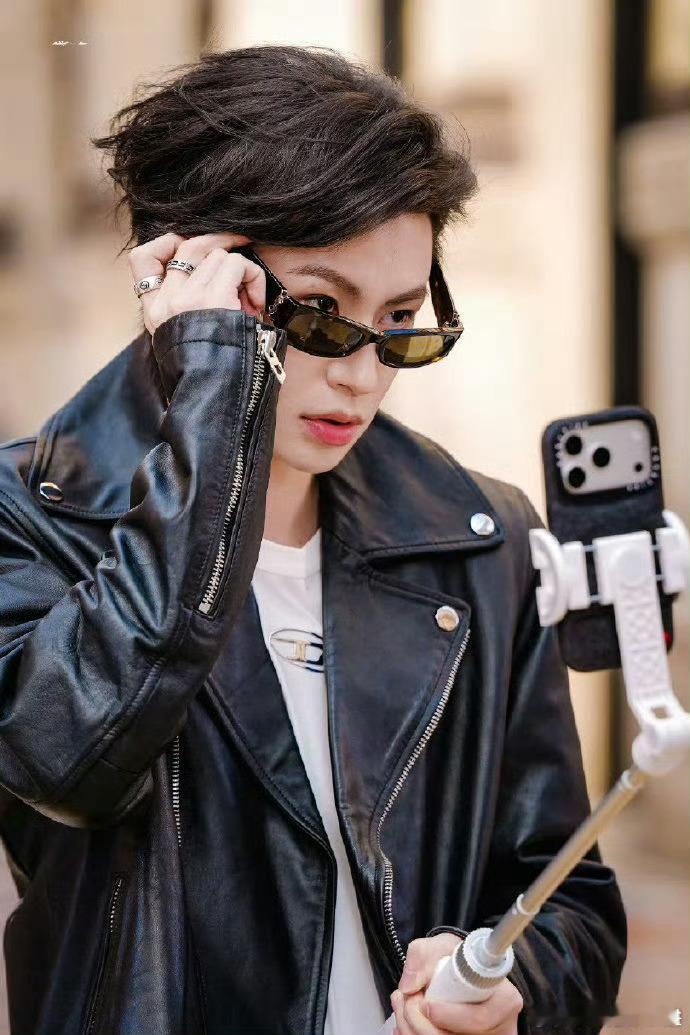 小鬼时尚圈最严肃的Daddy 背头墨镜是标配，鞠躬招手是温柔！米兰看秀路透惊艳，