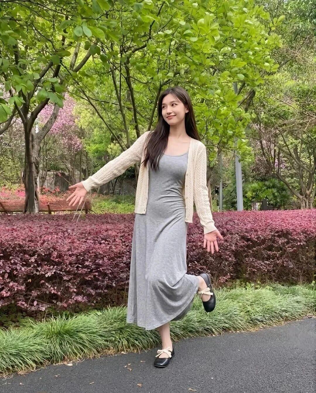 她就像春日里一缕温柔的风，整个人透着松弛又治愈的氧气感，美得舒服又耐看🌿
穿搭