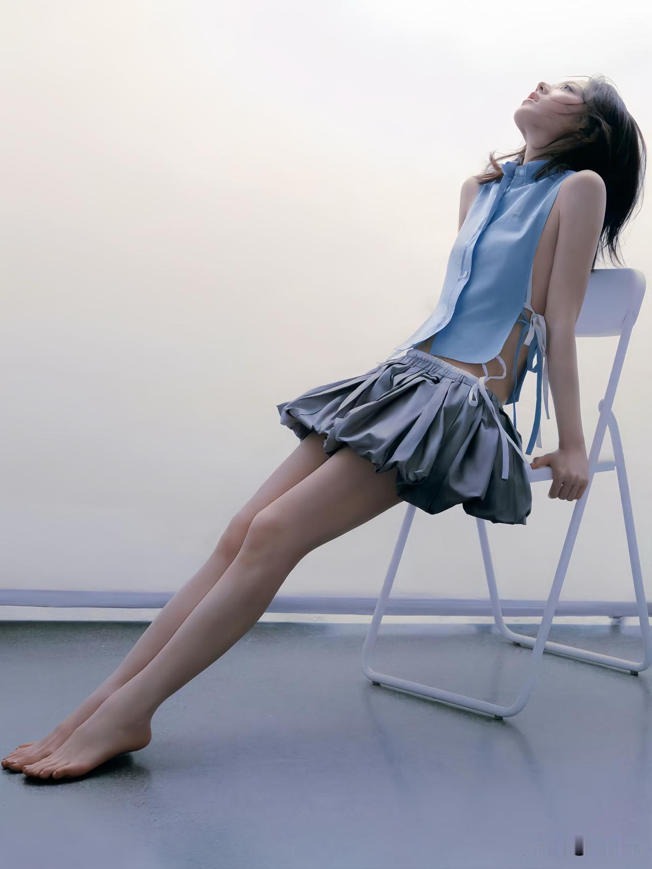 一把小椅子根本撑不住赵今麦这双超长美腿