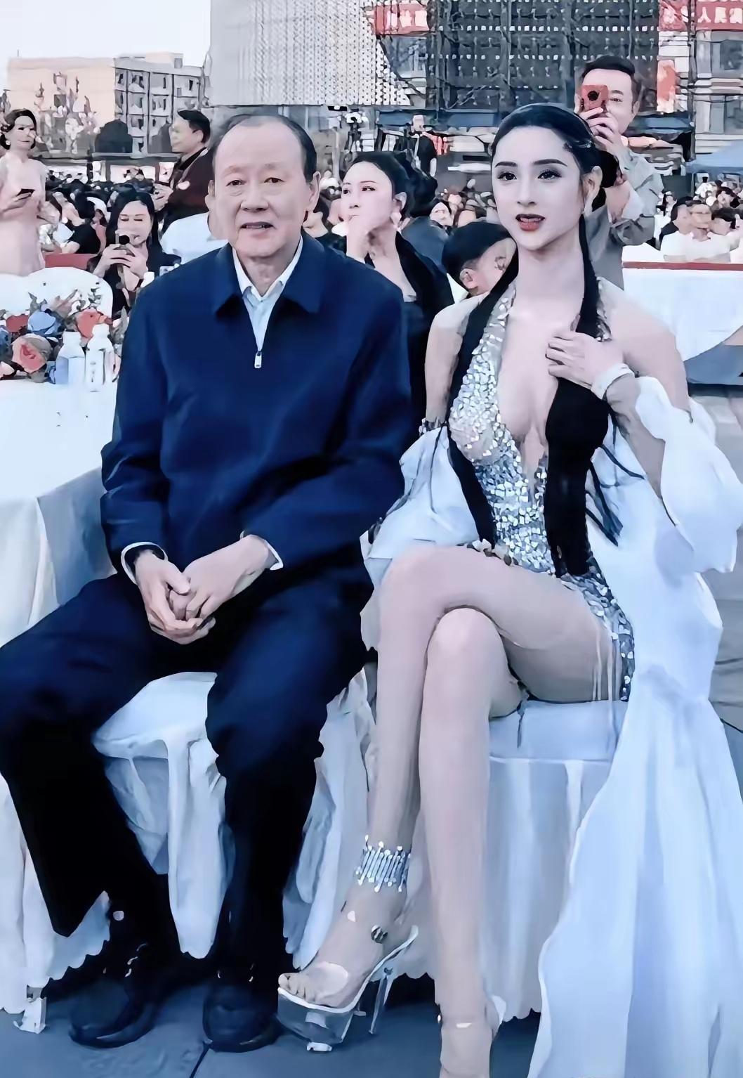 这么眼熟！这位老演员是谁呀？同一位妙龄女子坐在一起出席活动，目不转睛，神情自若…