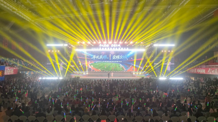 江苏泰州举行英雄大会，庆祝“苏超”夺冠