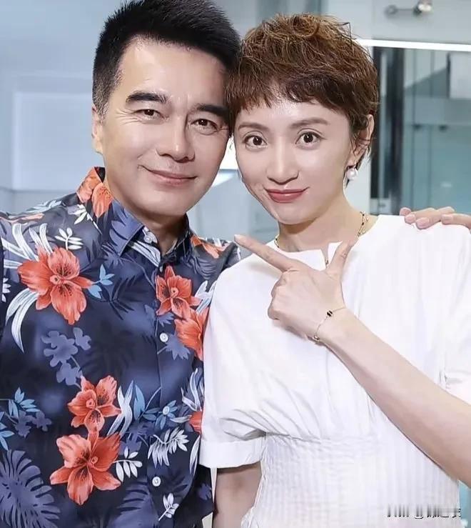 有人说许亚军老婆配不上他，我觉得也不能这么说，毕竟女方年轻漂亮气质好， 理想之城