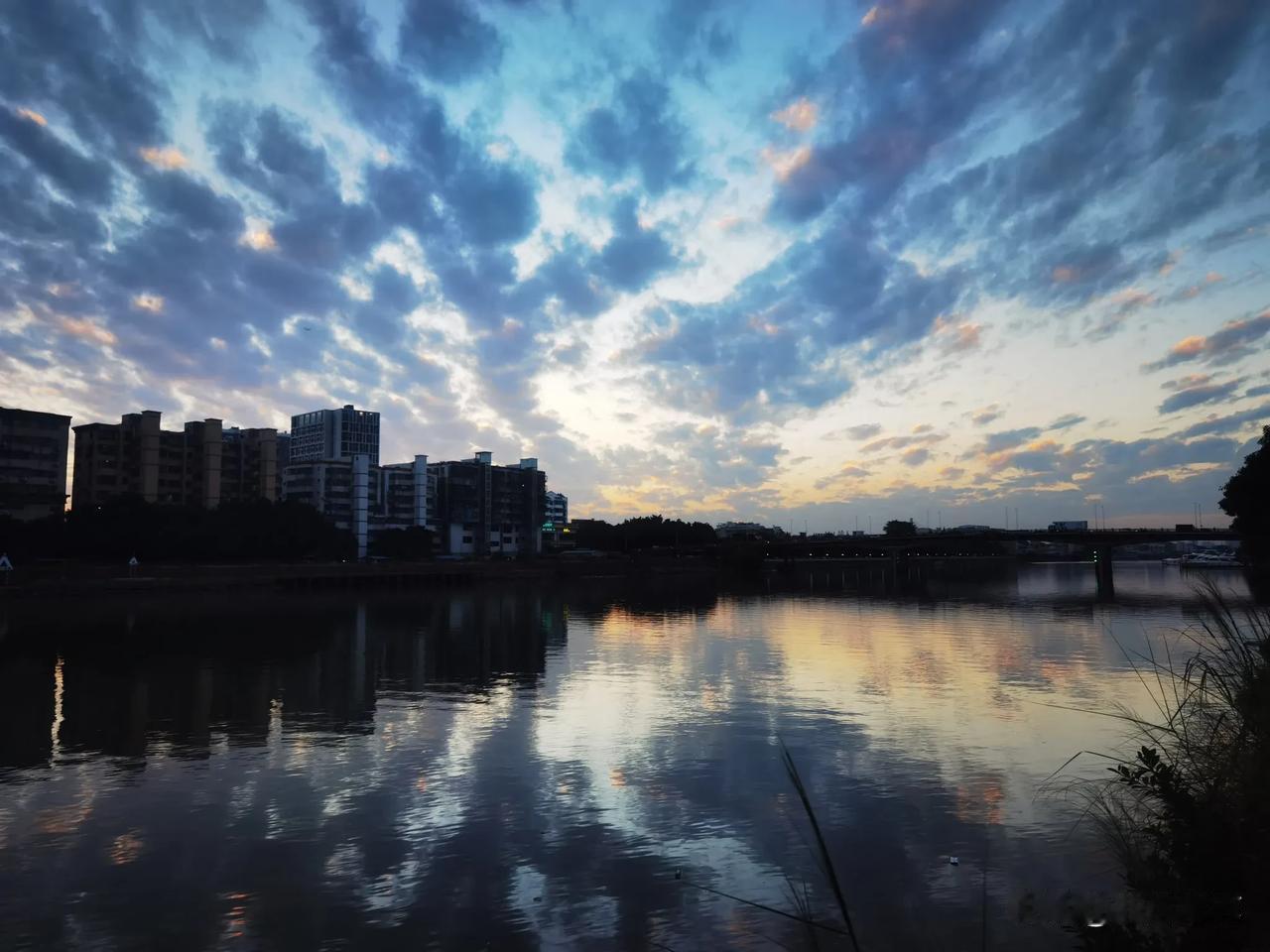 随手拍张照落日黄昏五彩晚霞，美不胜收[比心]