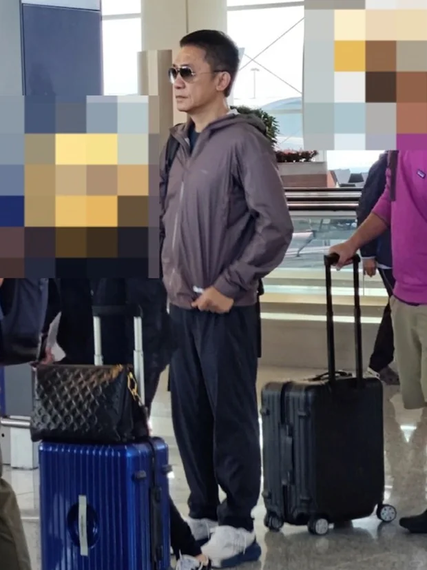梁朝伟现身机场魅力大爆发！师奶包围邀合照