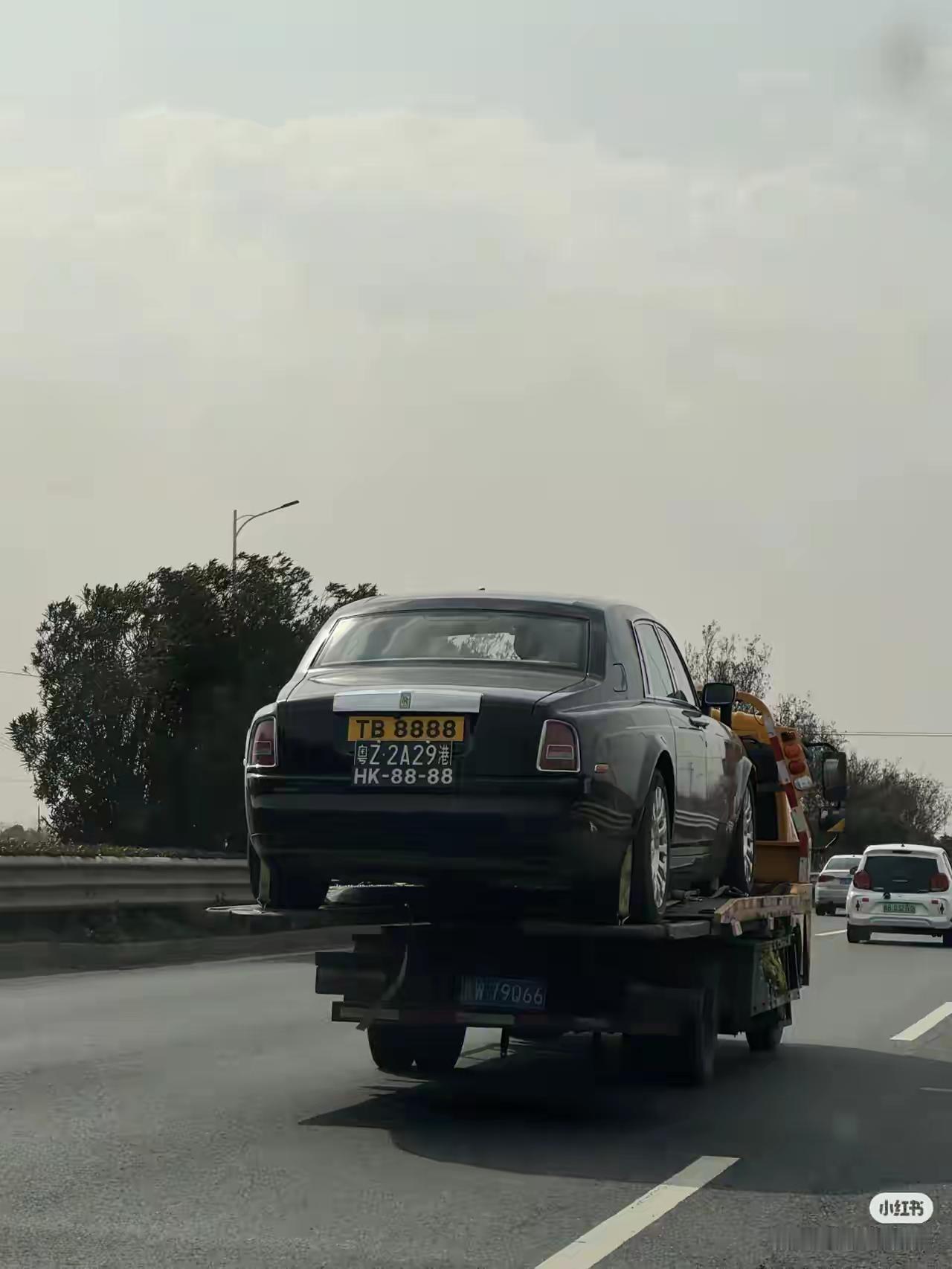 过年的时候在山东临沂见到的，这个哪个地方的车牌，而且看上面被拉的大劳也挺好的嘛！