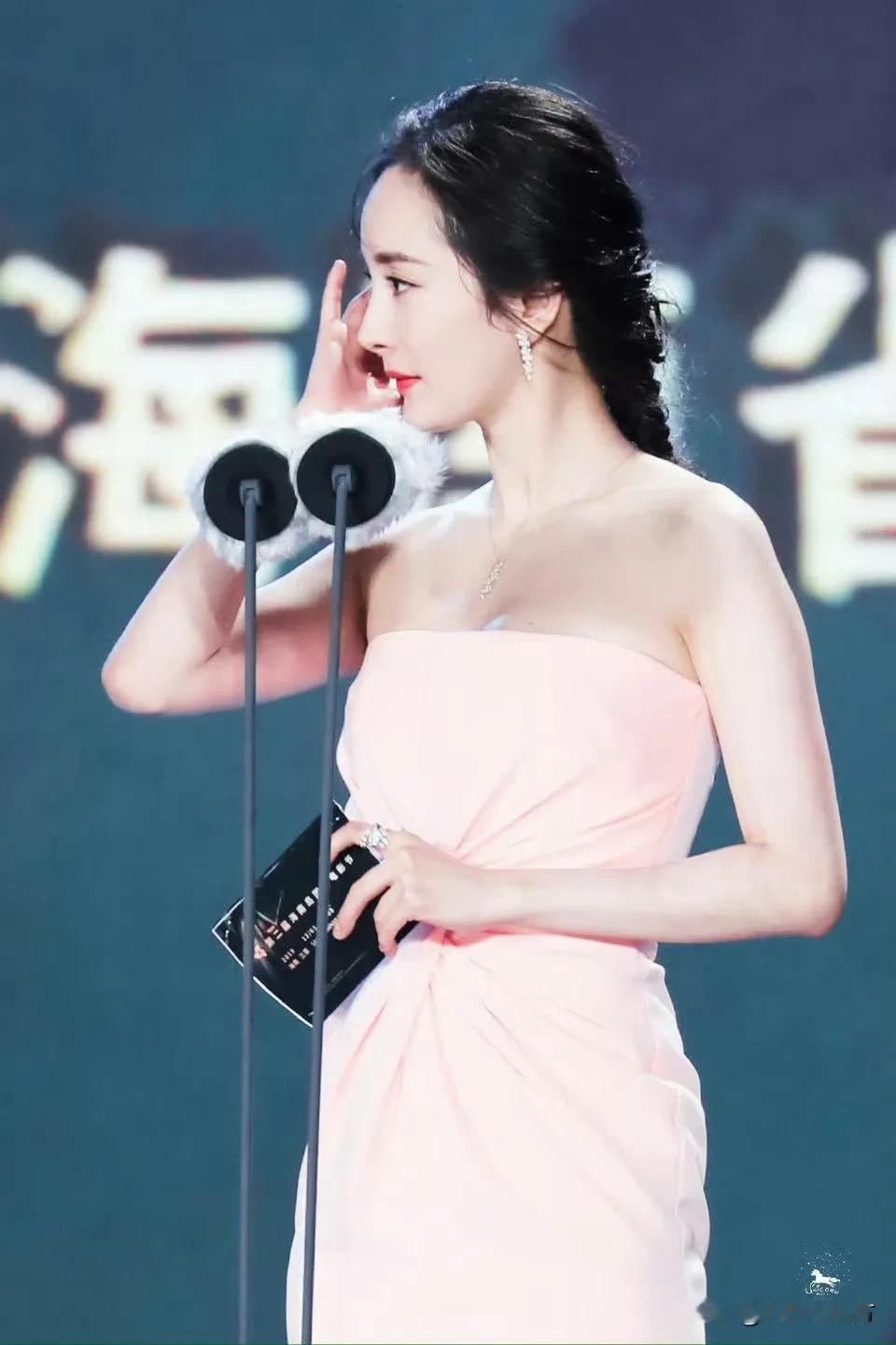 杨幂，活动现场太美了！
#杨幂身材#