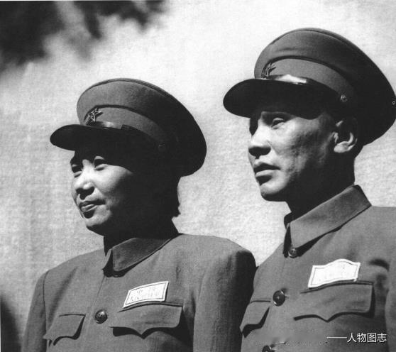 1954年，朱良才、李开芬夫妇在北京。