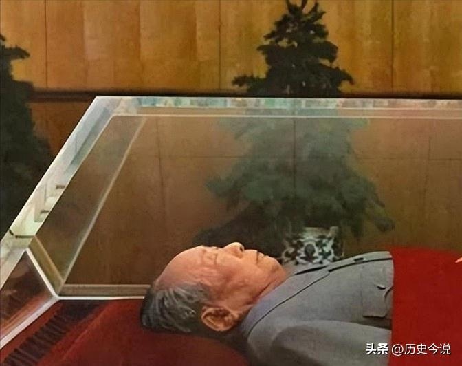 1976年举国悲恸：那口承载亿万民心的水晶棺，藏着最深的家国情怀
 
阅读此文前