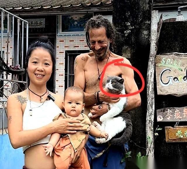 38岁的福建女人林娜，在海南农村租了间500块的破旧民房。她没工作，老公是个希腊