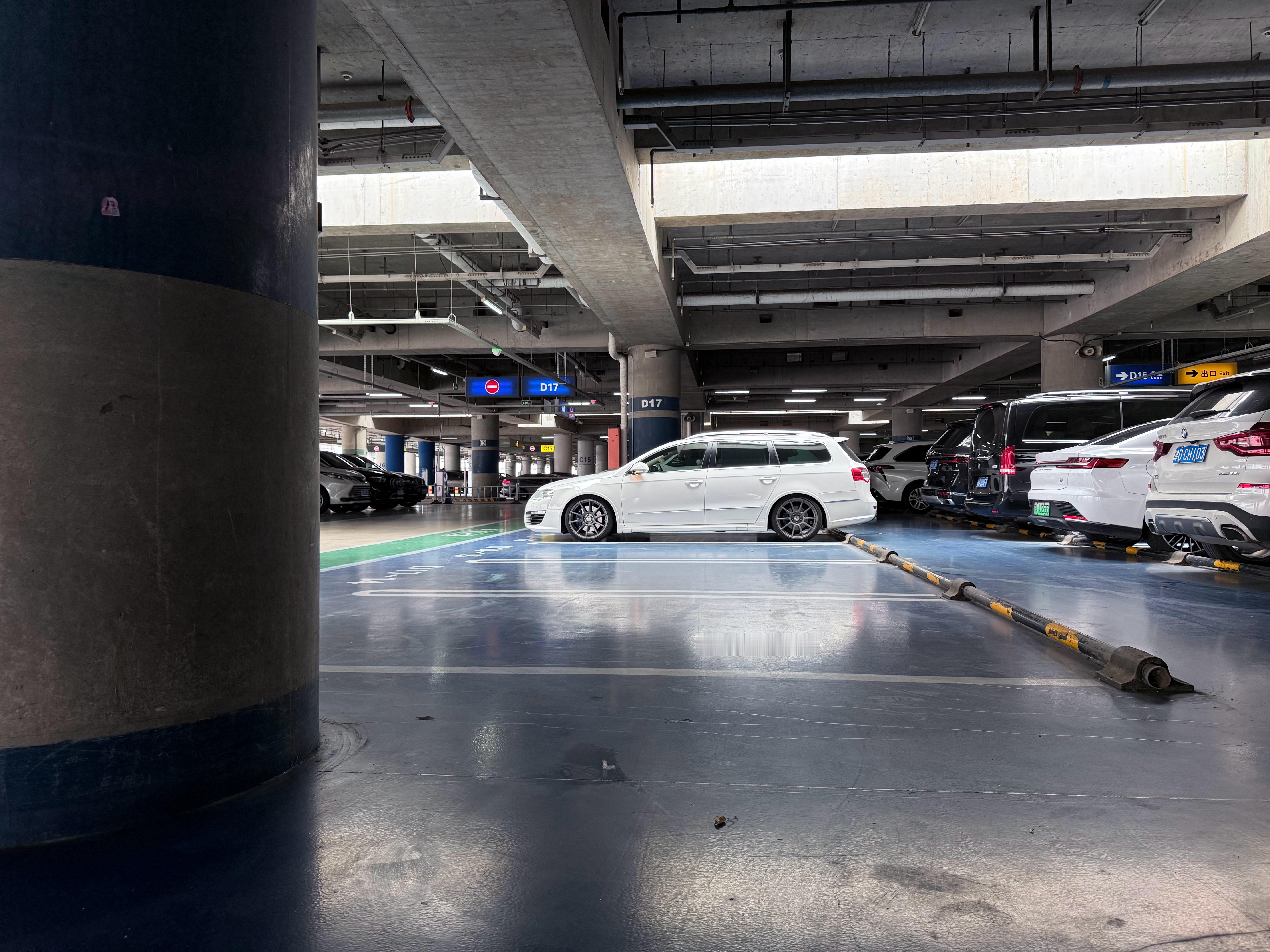 落地之后有老登车接，感觉真是太好了～老旧燃油车  ​​​