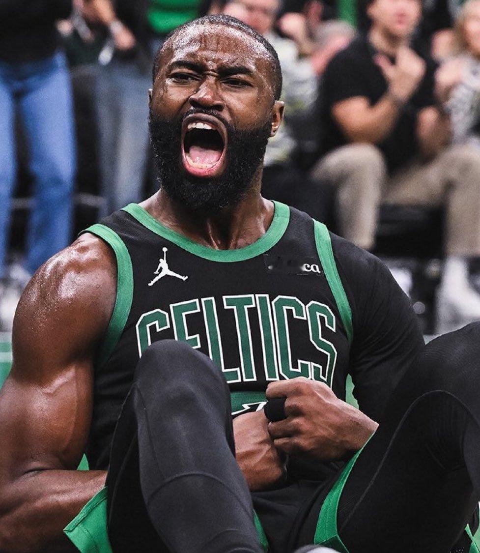 这就是FMVP的实力！杰伦布朗30分3篮板4助攻4抢断——连续8场30+超越皮尔