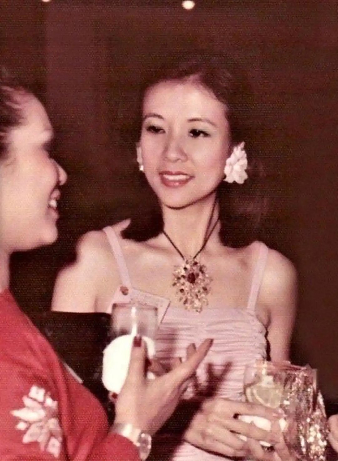 原来莫文蔚妈妈这么牛！84岁拄拐来给刘嘉玲撑场，还曾提携张国荣……提起莫文蔚，可