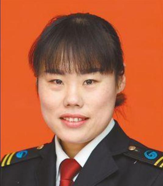18分钟生死周旋！济南公交女司机徒手对峙持刀歹徒，护住全车人命
 
董丹，女，汉