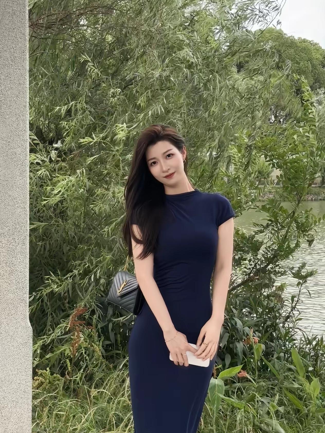 碧水映红妆，花间笑语长。