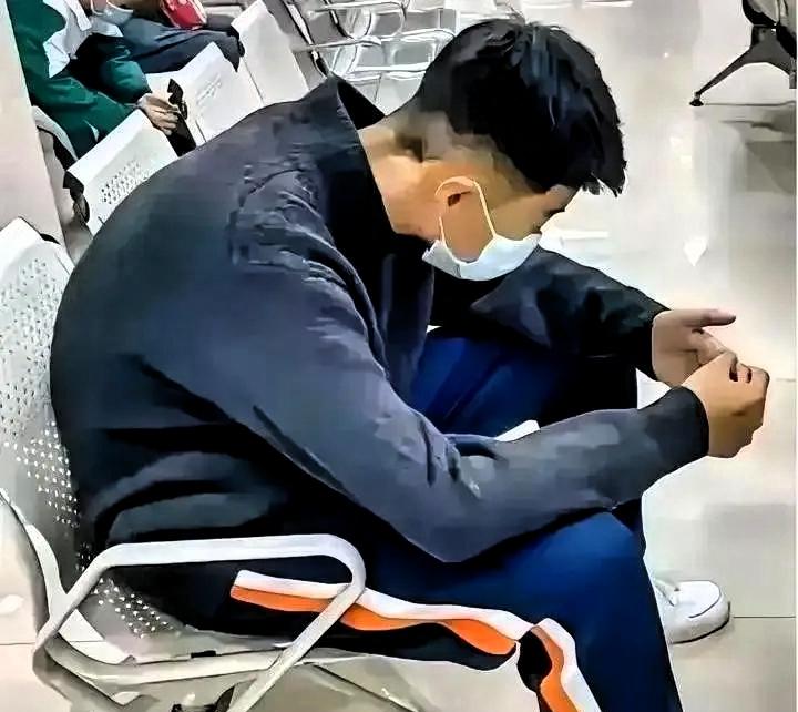 父亲突发脑溢血，14岁的孩子给亲戚挨个打电话借钱，结果没一个肯借。走投无路时，他