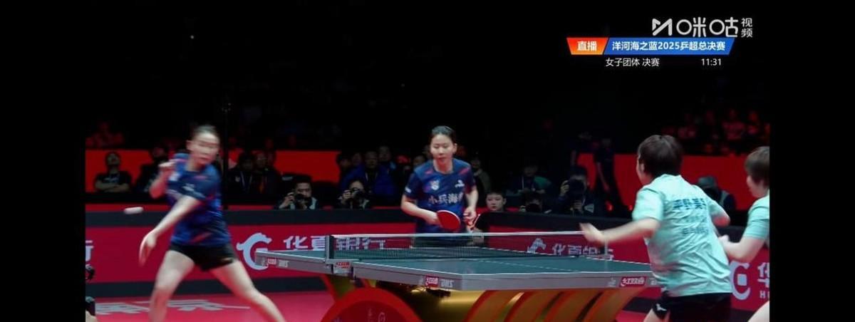 球拍在空中停住。
陈幸同那一瞬间的犹豫，被高清镜头毫不留情地捕捉、放大。
那不是