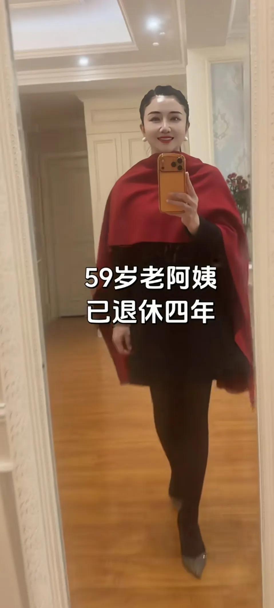 59岁的退休阿姨，这么年轻漂亮，这身材这模样，不说年龄，人家还以为是黄花大姑娘。