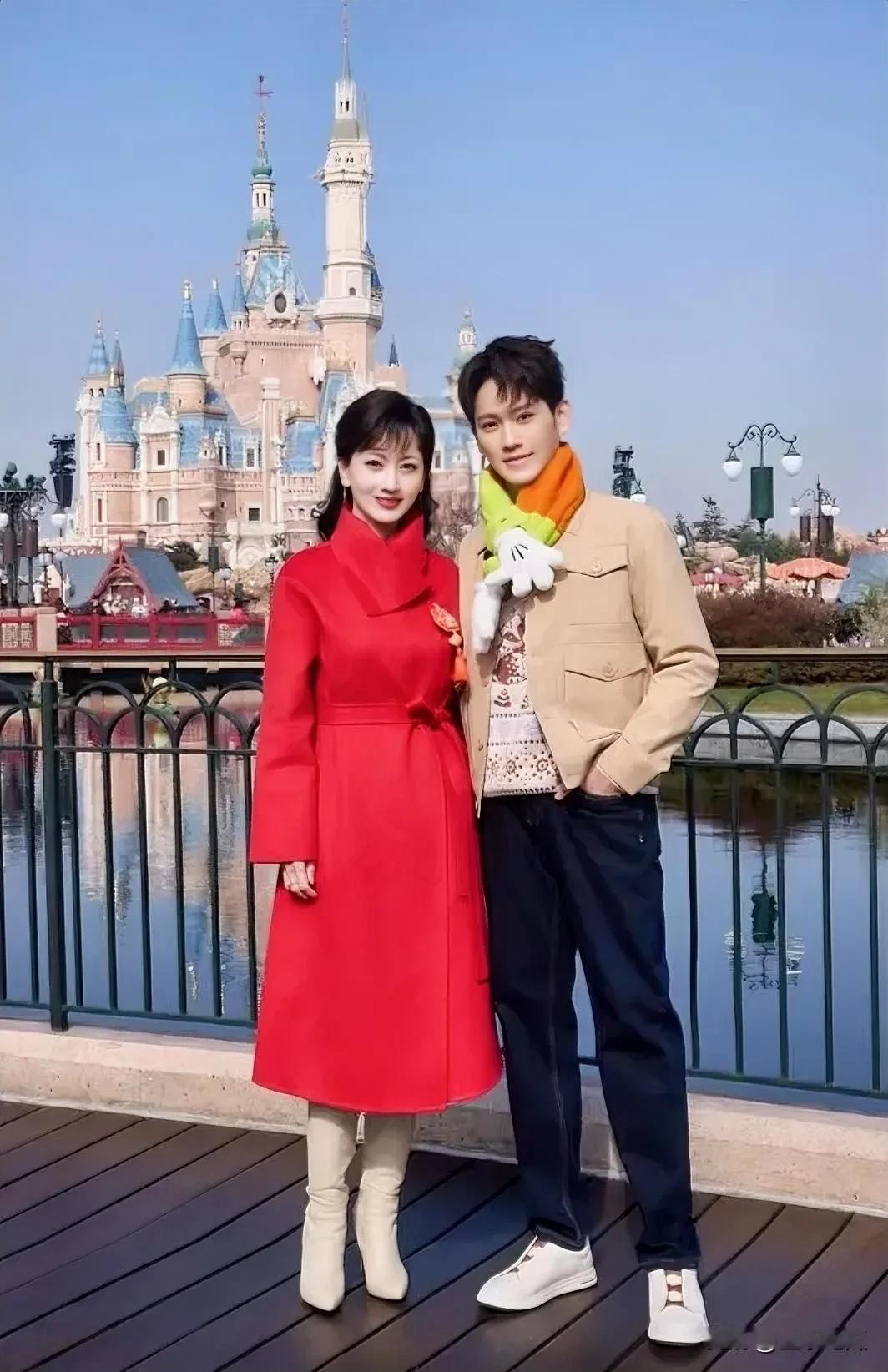 赵雅芝和她的儿子黄凯杰简直太吸睛了！
1 月 8 日，母子俩打卡上海迪士尼乐园，