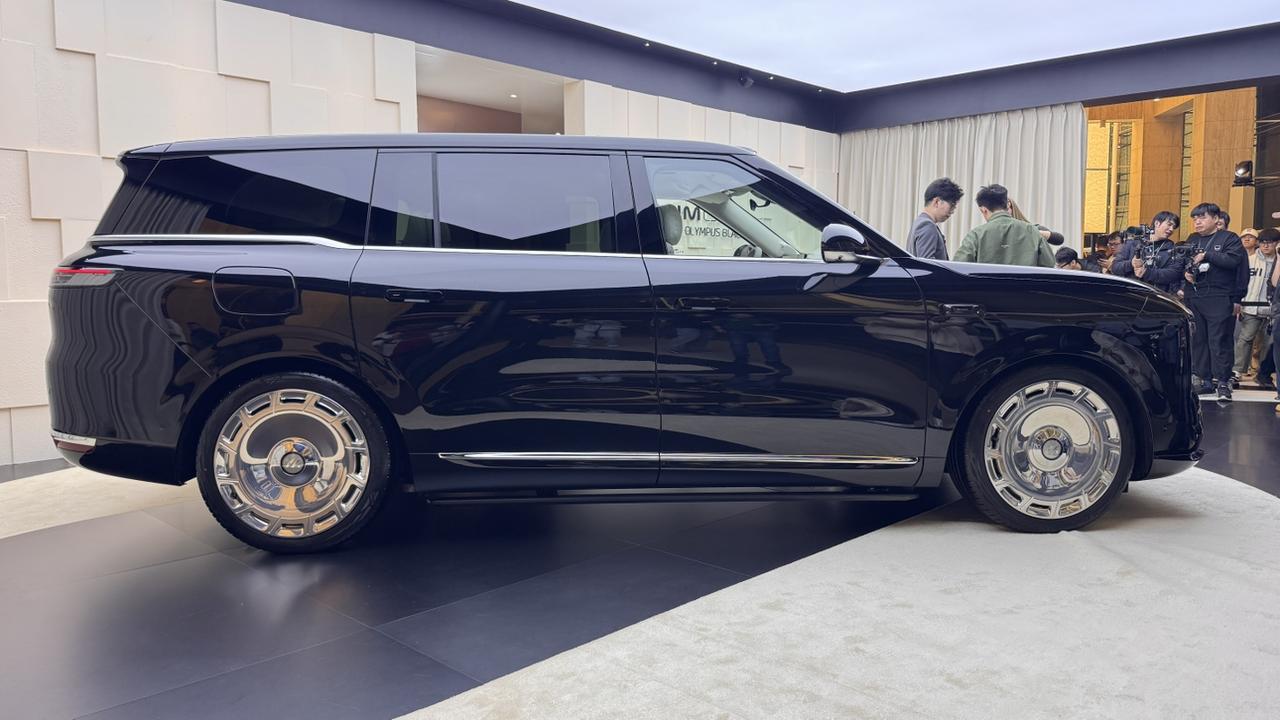 智己LS9只有两个版本
区分52度和66度电池组
定价分别是32.28万、35.