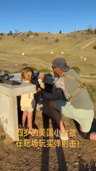 美国一位爸爸正带着他4岁的小女儿在野外靶场练习实弹射击。
这要是在国内简直是难以