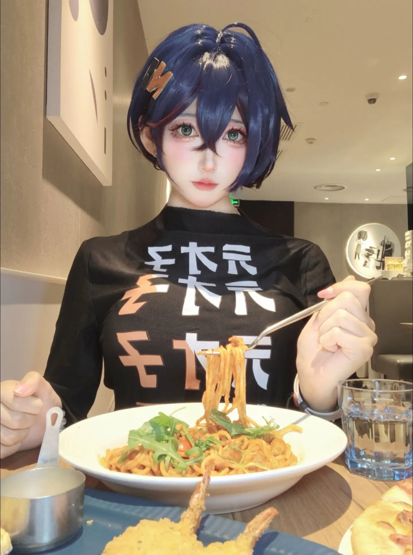 陪铃妹一起吃饭叭。