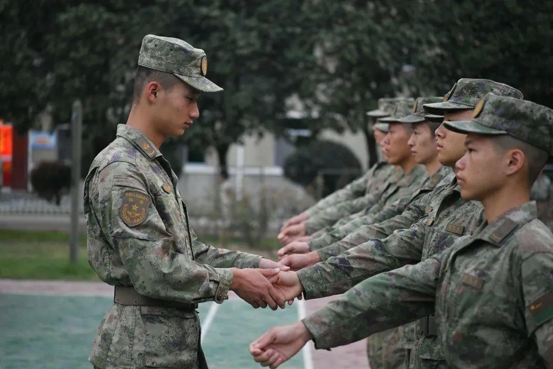 #铸剑中原[超话]##教师节快乐# 师风化雨，桃李芳菲。“尖刀教师”没有师者身份