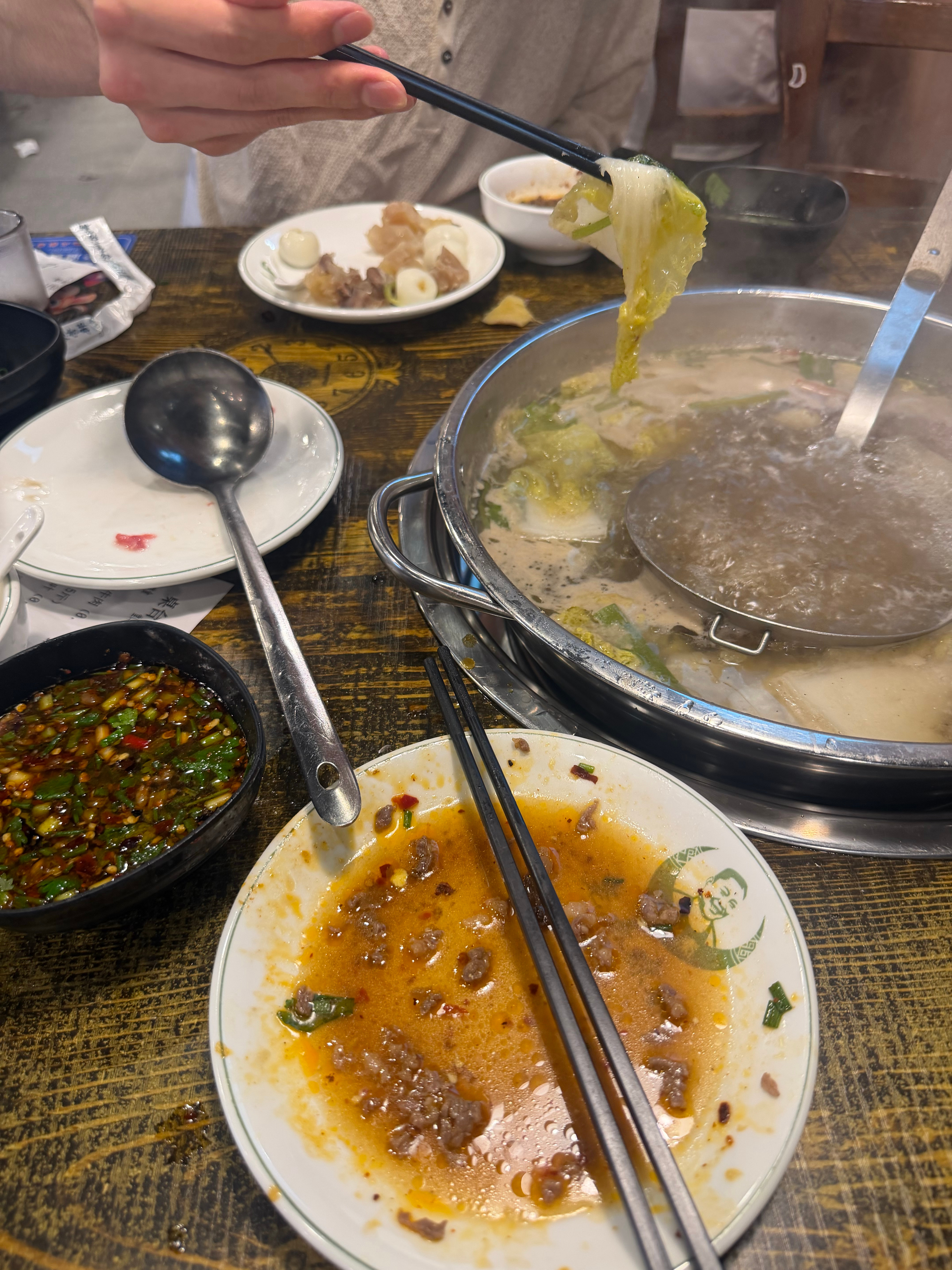 汇报一下，今天又去曲院风荷出片了晚饭吃的是老秦凉都，只吃牛肉没吃米饭又点了羽衣纤
