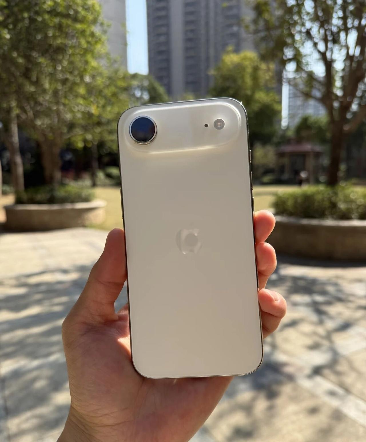 iPhone Air 刚到手，这手感，薄的有点离谱跳水的iPhone Air，我