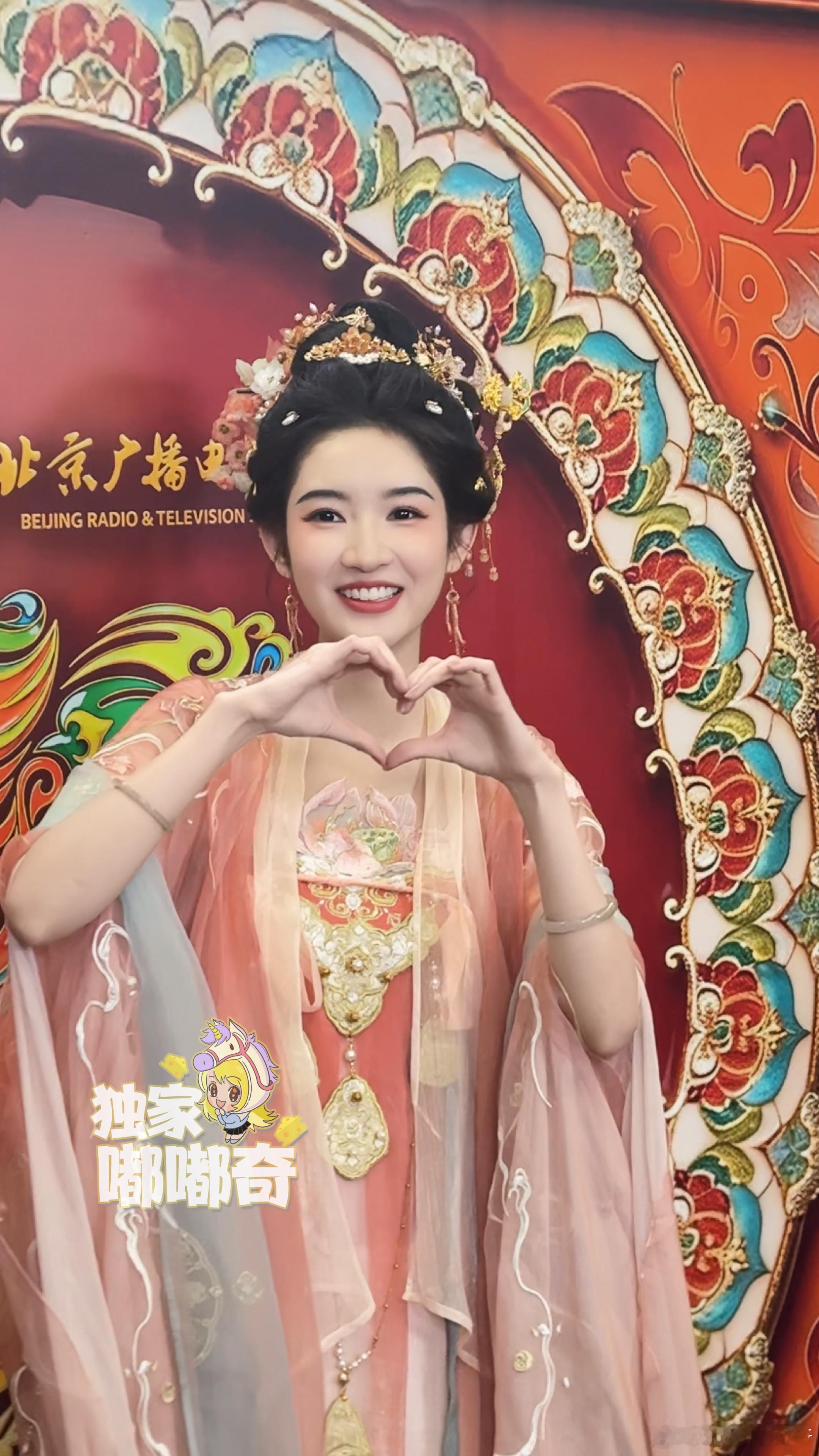 王玉雯王玉雯北京春晚粉色唐装 这是什么从盛唐仕女图里走出来的仙女啊🧚♀️粉橘色